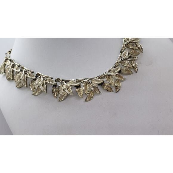 Vintage Coro Necklace Leaf Segmented Link Gold Tone Choker Adjustable 1960s - Picture 2 of 8